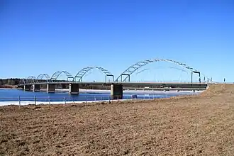 L'ancien pont vu de la rive est.
