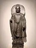 Le Bouddha debout de New Delhi. Statue en schiste du IIe ou IIIe siècle, en provenance du Gandhara.