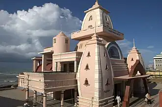 Le Mémorial de Gandhi, ou Gandhi Mandapam. Gandhi visita Kanyakumari à deux reprises, en 1925 et en 1937, et eut une grande impression des lieux.