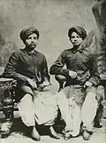 Gandhi (à droite) et son frère Laxmidas (à gauche) en 1886