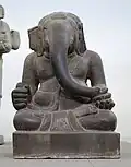 Le Ganesh assis de Mi-sön, Viêt Nam, VIIe&nbsp;siècle et VIIIe&nbsp;siècle, musée de la Sculpture cham, Da Nang.