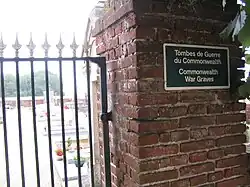 Cimetière de Gannes, plaque de la CWGC.