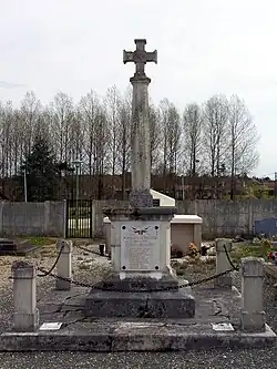 Le monument aux morts dans le cimetière (mars&nbsp;2010)