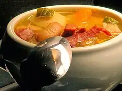 Photographie en couleurs d'une soupe avec des légumes.