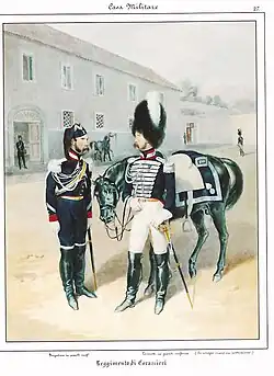 Deux soldats dans la cour d'une caserne, à côté d'un cheval.