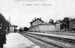 2voies, 2 quais latéraux, le bâtiment voyageurs avec un étage sur le corps central