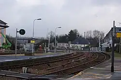 Voies quais et passage à niveau en direction de Lison.