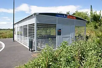 Abri sécurisé pour les vélos.