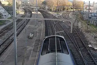 Vue d'ensemble des voies en gare.