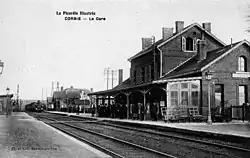 Carte postale ancienne, montrant en noir et blanc la gare de Corbie (côté voies).