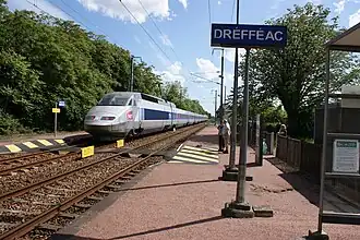 Passage d'un TGV sans arrêt.