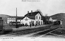 Voies, quai, bâtiment voyageurs et remise locomotive vers 1900