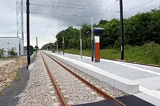 Passage planchéié d'accès au quai.