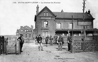 La gare et le passage à niveau, vers 1910.