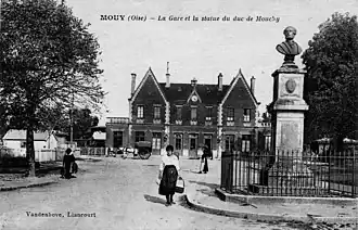 La gare et la statue du duc de Mouchy.