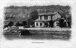 Extérieur de la gare avant 1902, avec le bâtiment voyageurs et la halle à marchandises.
