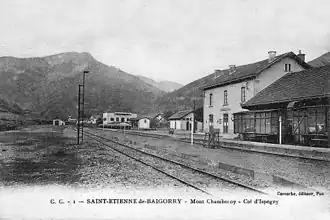 Carte postale en noir et blanc d'une gare de montagne.