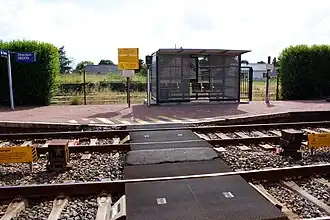 Passage planchéié et abri de quai.