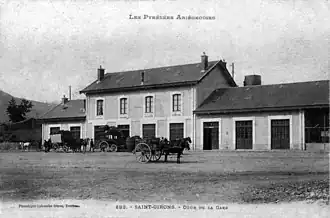 La cour de la gare et le bâtiment voyageurs vers 1910.