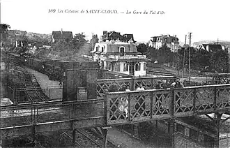 Carte postale en noir et blanc du quai central et de la passerelle.