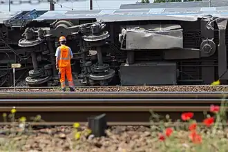 Voiture renversée à la suite du déraillement.
