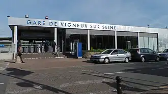 Entrée principale de la gare RER