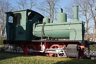La locomotive exposée devant la gare.
