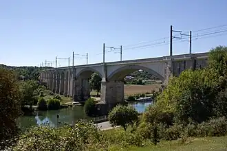 Le viaduc de Saint-Mammès vu depuis la rive droite du Loing.