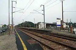 Gare de Landaul-Mendon, vue vers Lorient ; quais et abris, on aperçoit également le Café de la Gare et la zone artisanale de la Gare.