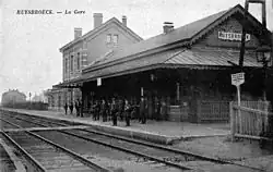 Carte postale vu de l'intérieur de la gare, voies, quai et bâtiment voyageurs