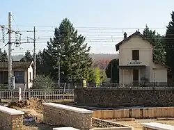 À gauche autre bâtiment (2011).