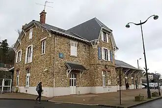 La Ferté-sous-Jouarre : une grande gare construite en pierre meulière.