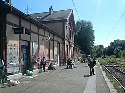 Le quai et le bâtiment de la gare en mai 2011, peu de temps avant leur fermeture et la destruction du quai (fin 2011).