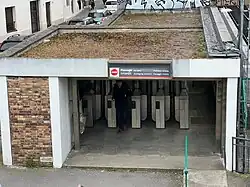 L'accès no&nbsp;2 « Avenue De Lattre de Tassigny ».