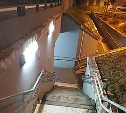 Entrée et marches du souterrain côté sud.