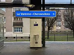 Panneau du nom de la gare sur un quai.