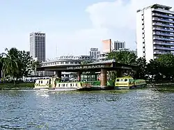 Des bateaux-bus à la gare lagunaire du Plateau.