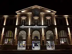 Façade du bâtiment voyageurs,vue de nuit.