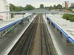 Vue des voies en direction de Robinson/Saint-Rémy-lès-Chevreuse depuis la passerelle au nord des quais.