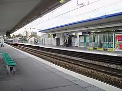 Vue en direction de Robinson/Saint-Rémy-lès-Chevreuse depuis le quai pour ces destinations.