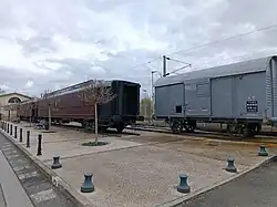 Librairie installée dans des anciens wagons postaux.