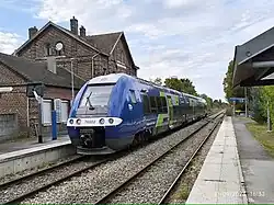 TER Compiègne - Amiens en livrée Hauts-de-France repartant de la gare.