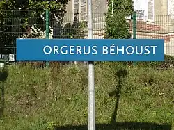 Panneau indiquant le nom de la gare.