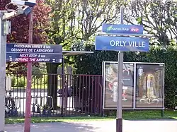 Panneaux sur le quai 1.