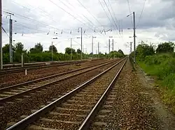 Bifurcation entre, à gauche, la ligne Ormoy-Villers - Boves et, à droite, la ligne La Plaine - Hirson.