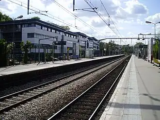 Quais et voies en regardant vers Saint-Rémy-lès-Chevreuse.