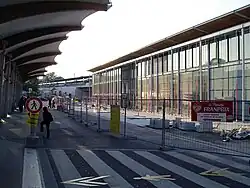 La façade sud du bâtiment voyageurs, côté gare routière.