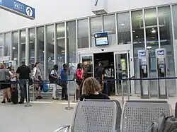 Porte d'accès au quai d'embarquement.