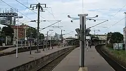 Vue des quais et des voies de la gare de Bécon-les-Bruyères.
