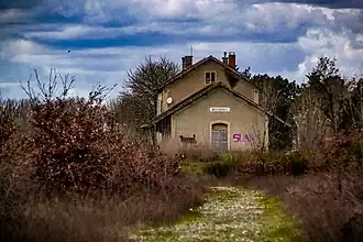 La gare vue depuis les anciennes voies en provenance de Buzet.